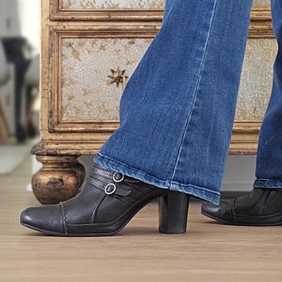 CLARKS Boots Womens 8.5 Black Genuine Leather Ankle Block Heels ARTISAN Stanhope - Picture 1 of 9